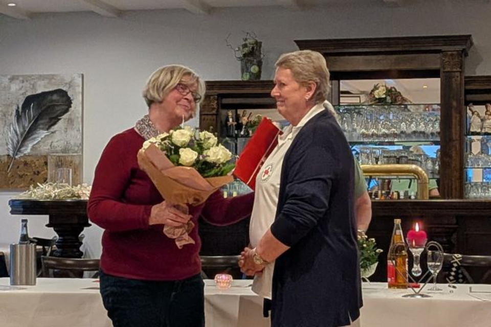 Blumenübergabe an Ilona Otto