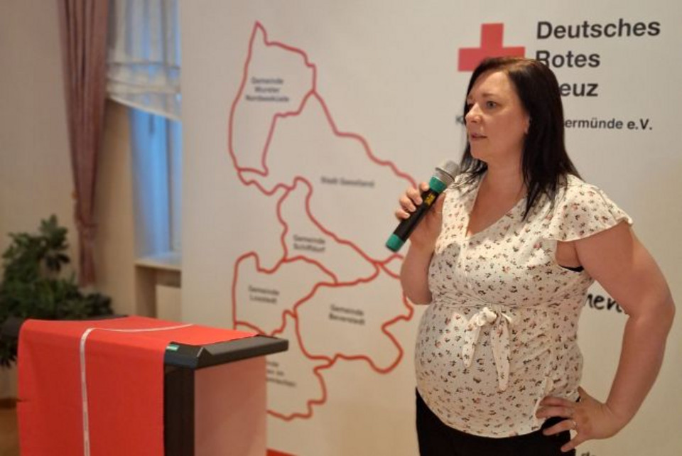 Frau mit Mikrofon spricht