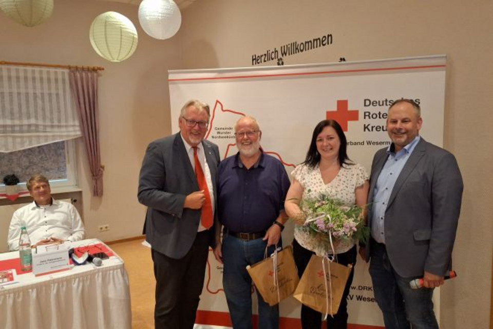 Die zwei neuen Beisitzer Joachim DReher und Yvonne Kirchstein werden eingerahmt vom Kreisgeschäftsführer Henning Dageförde (links) und Präsident Jörg-Andreas Sagenmühl (rechts).