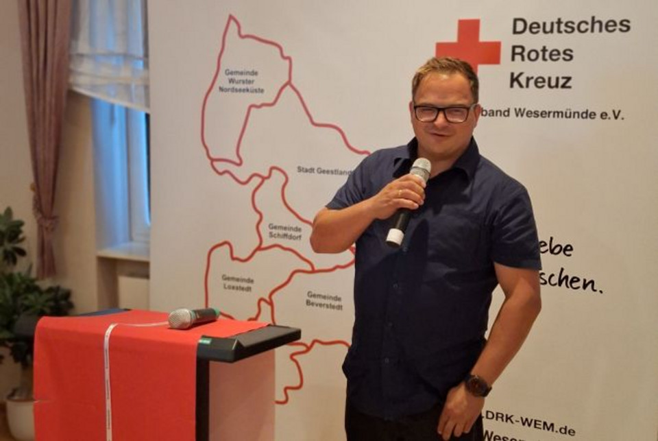 Mann mit Mikrofon in der Hand
