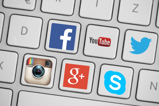 Blick auf eine Tastatur, bei der Tasten mit den Bildern diverser Social Media Kanäle belegt sind wie Facebook, Youtube, Google+.